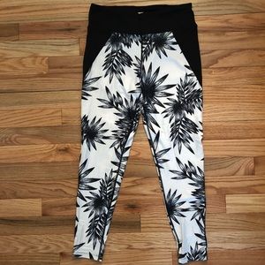 Patterned capris length leggings
